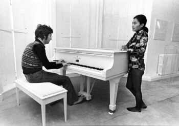 22 ottobre 2000 George Michael si aggiudico’ ad un asta il pianoforte Steinway su cui John Lennon compose “Imagine”